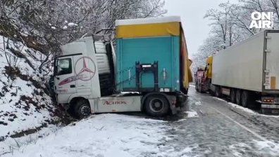 Катастрофа затвори пътя София -&nbsp;Варна, шофьори твърдят, че снегът не е бил почистен