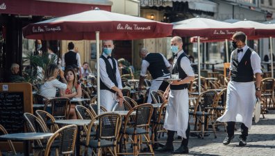 Липсата на здравен пропуск прави живота във Франция почти невъзможен