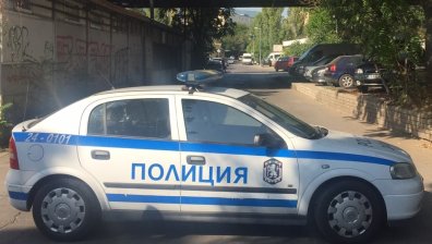 Полицията задържа млад мъж за кражба на мобилен телефон от кола
