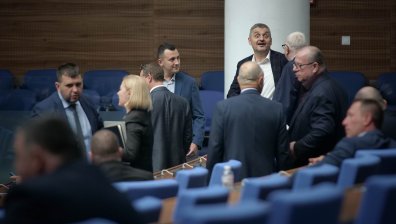 По пътя на бюлетините: ЦИК и "Информационно обслужване" на горещата трибуна в НС