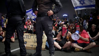 Полицията извади водни оръдия срещу протестиращи в Израел