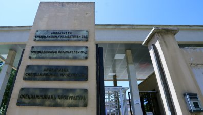 Мъж дърпа златни бижута от ушите и вратовете на жени в столичния "Люлин"