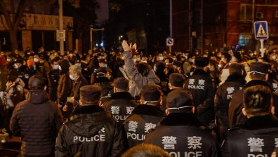 Не стихват протестите срещу Ковид мерките в Китай, пак се биха с полицаи