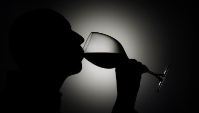 Пандемията тласка все повече хора към алкохола, ръст и на продажбата на наркотици
