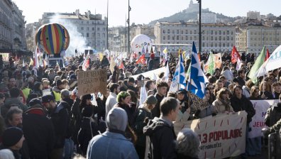 Над милион французи протестираха срещу пенсионната реформа, пратиха им 11 000 полицаи