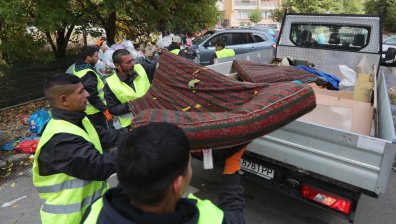 Затворници спасяват столичани от тоновете боклук (СНИМКИ)