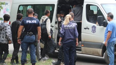 Натъпкани в микробус 48 мигранти задържа полицията в София 