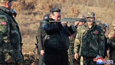 Ким Чен Ун инспектира армията: Бъдете перфектно готови за война (+СНИМКИ)