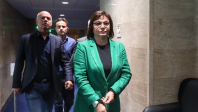 Нинова към управляващите: С кои пари ще издържате бежанците?