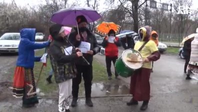 Самодейци танцуваха пред РЗИ против новите мерки в Ловеч