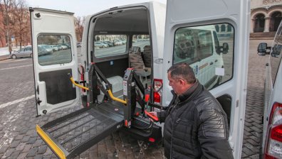 Фандъкова представи 7 нови буса за трудноподвижни хора