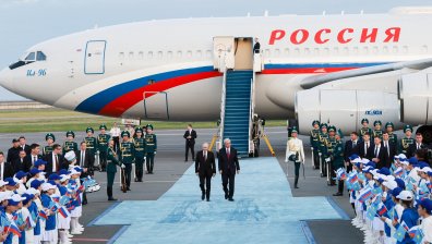 Церемония с високи почести: Путин пристигна в Казахстан (СНИМКИ)