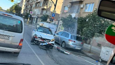 Мъж помете паркирани коли в София рано сутринта