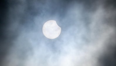 Уникални кадри от частичното слънчево затъмнение (СНИМКИ)