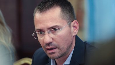 Джамбазки подари "Македонският въпрос - история и актуалност" на делегати в ЕС