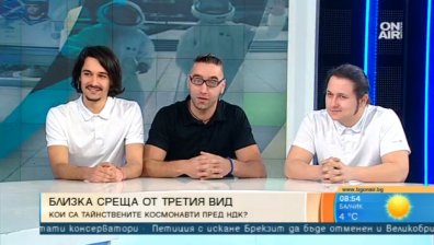 Млади актьори изнасят шоу-лекция за кривата на щастието