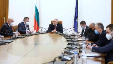 Разрешиха практическите дейности за учениците от 5 до 12 клас и студентите