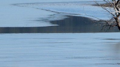 Рибар потъна в замръзнал язовир край Батак, едва спасиха от ледените води сина му