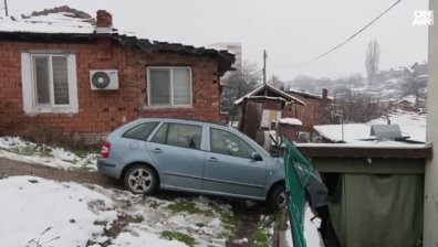 Кола без шофьор тръгна сама из Хасково и се заби в къща