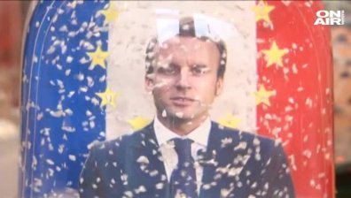 Коледен Макрон стана най-търсен в Париж