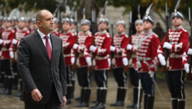Издигнаха трибагреника пред президентството в чест на будителите