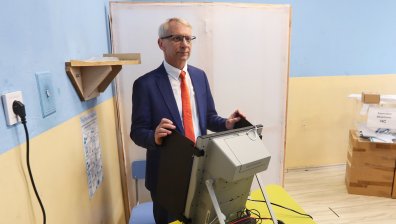 Бившият премиер акад. Денков упражни правото си на вот на машина