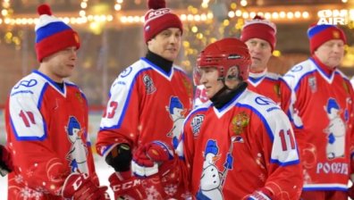 Хокеистът Путин се забавлява на Червения площад в Москва