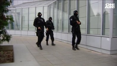 Двама граничари задържани за трафик на мигранти