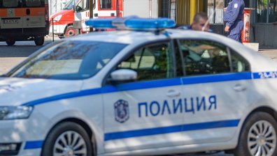 Мъж влачи жена по улиците, за да ѝ задигне чантата - взе 14 лв.