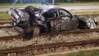 Брутална катастрофа в София: Кола отнесе спирка на градския транспорт (+СНИМКИ)