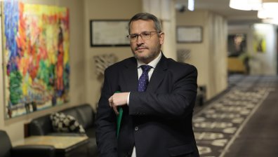 Христанов обяви закриването на "Магазини за хората" след слаби резултати