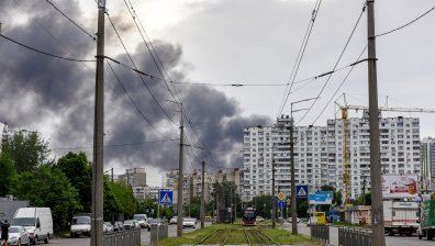 Боевете не спират: Стълбове черен дим в небето на Киев, Северодонецк е в развалини
