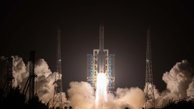 Китай изстрелва спътник, решаващ в надпреварата за Луната със САЩ