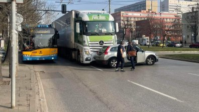ТИР удари кола в София и предизвика километрично задръстване