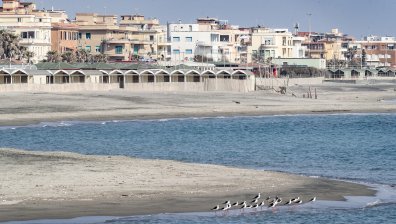 Италианско предложение - клетки от плексиглас за плажуващите през лятото