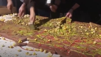 80-килограмов дубайски шоколад стана атракция в Португалия (+ВИДЕО)