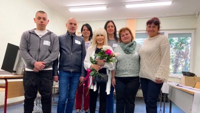 С усмивка и букет в ръка: Лили Иванова гласува с хартиена бюлетина