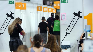 Германия ваксинира в магазини и джамии, в Гърция протестират и имунизират в църквите