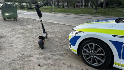 Издирват водач на тротинетка, ударил полицай в центъра на Плевен (ВИДЕО)