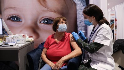 Защо имунизационната програма на Израел претърпя вълна от критики?