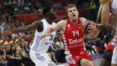 Везенков се контузи тежко при загуба на "Олимпиакос" от "Панатинайкос"