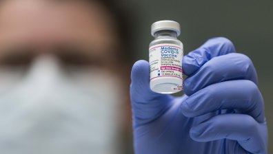 Великобритания е първата страна, одобрила бустера на Moderna за Омикрон