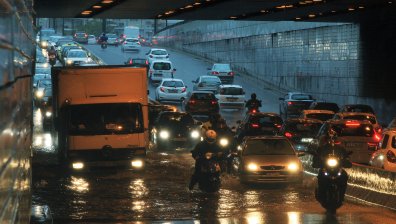 Извънредни мерки в Гърция заради наводненията, институциите затварят врати