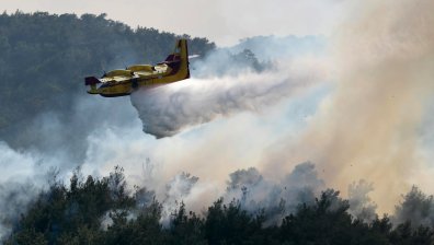 Два самолета и хеликоптер се борят с голям горски пожар в Гърция