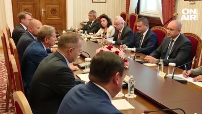 "Лукойл" с план за действие за горивата, обсъдиха с Радев и Донев мерки за икономиката
