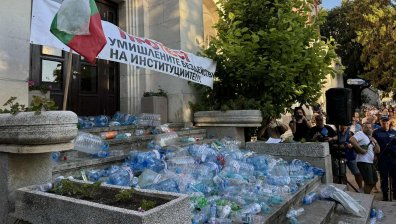 Или няма вода, или е негодна за пиене и готвене - така живеят в Плевен и региона