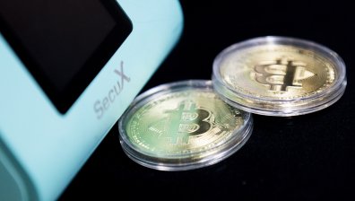 Цената на биткойна бележи спад с 6%