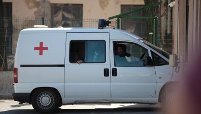 Баща и син пребиха мъж с дървен прът и го вкараха в болница в кома