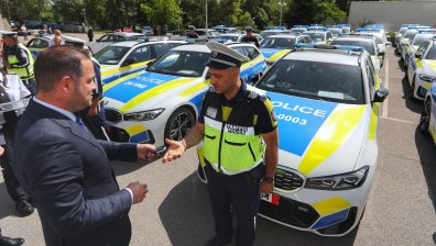 Засипаха МВР с критики заради луксозните БМВ-та вместо нови пожарни