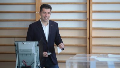 Партийните лидери отправиха силни послания, Асен Василев пак не успя да гласува в Хасково